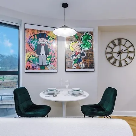 Apartment Monopoly Wallz - Sleeps 3 *